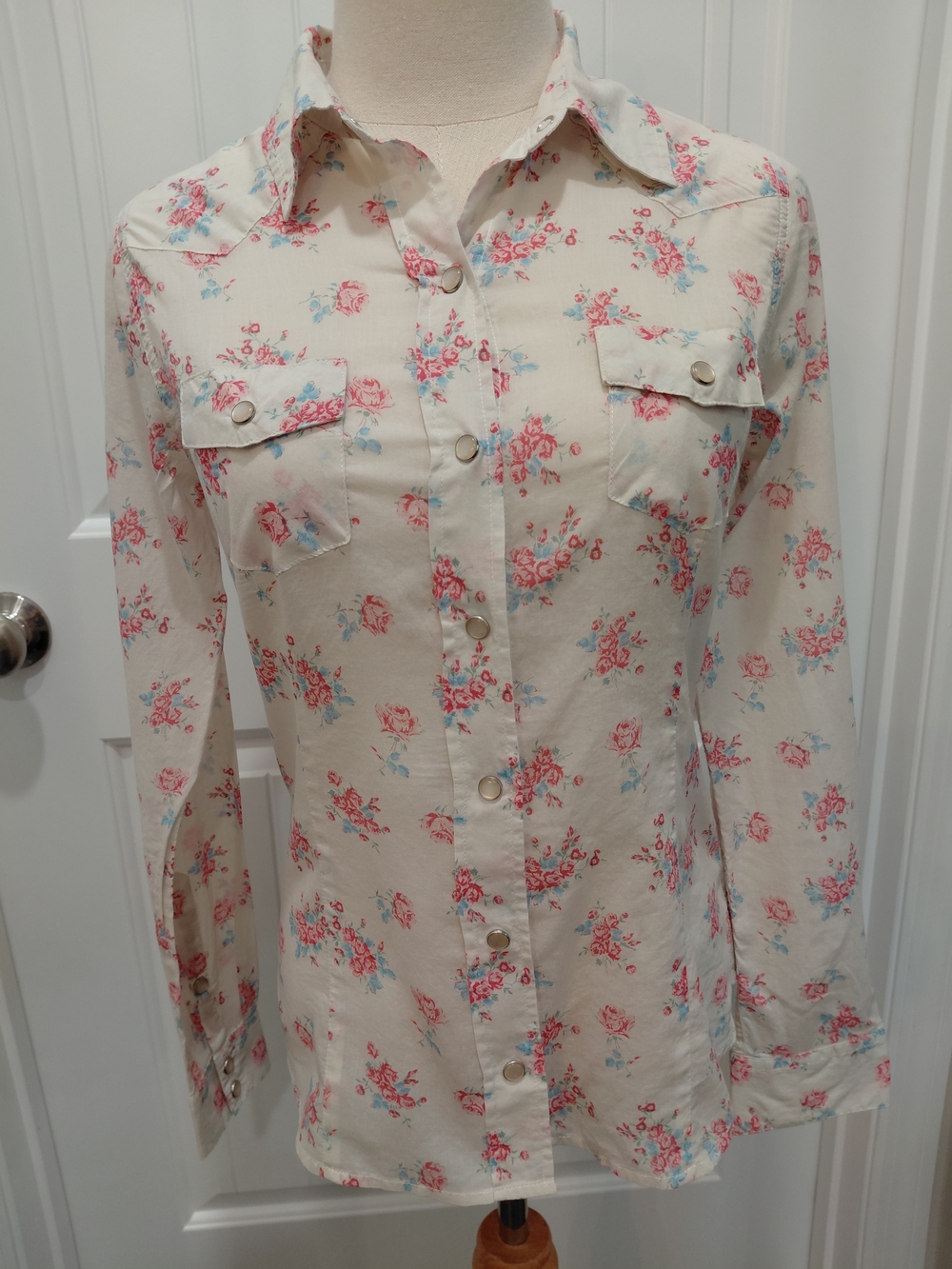 Heritage 1981 Cream Floral Button-Down Shirt with Pink & Light Blue Roses